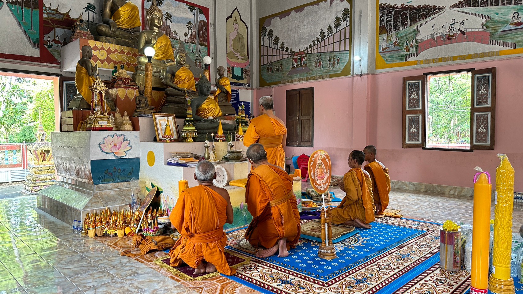 วันเข้าพรรษา หมายถึง วันที่พระภิกษุในพระพุทธศาสนาอธิษฐานอยู่ประจำที่ ไม่จาริกไปค้างแรมตามสถานที่ต่างๆ เว้นแต่มีกิจจำเป็น เป็นระยะเวลา ๓ เดือนในฤดูฝน  นายถนัดกิจ โพธิ์โพ้น นายกองค์การบริหารส่วนตำบล พร้อมคณะผู้บริหาร ส.อบต. เจ้าหน้าที่องค์การบริหารส่วนตำบลน้ำพุ ร่วมกับ ผู้นำท้องที่  คณะครูและนักเรียนโรงเรียนวัดน้ำพุ โรงเรียนบ้านควนใหม่ ชมรมรักษ์สุขภาพตำบลน้ำพุ ร่วมกิจกรรมถวายเทียนพรรษา เนื่องในวันเข้าพรรษา ประจำปี ๒๕๖๖ ณ วัดวารีวงก์ (วัดน้ำพุ) หมูที่ ๒ ตำบลน้ำพุ อำเภอบ้านนาสาร จังหวัดสุราษฎร์ธานี